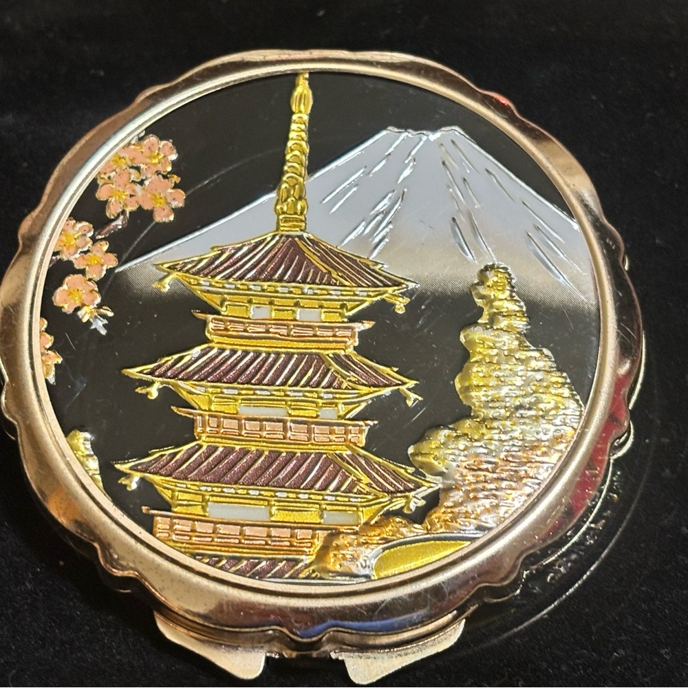 Japanese Vintage Chokin Art Mount Fuji Collectible Powder Compact 1960-1…